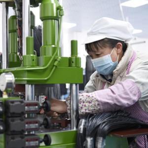 甘肅康樂 鄉(xiāng)村就業(yè)工廠節(jié)后開工忙 鞋帽服裝產(chǎn)業(yè)紅火